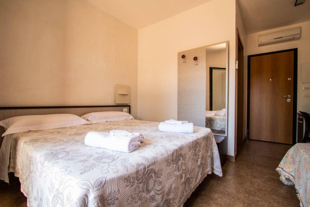 Hotel Eden Каровіньйо Екстер'єр фото